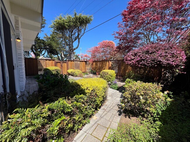 Building Photo - Charming 2BR/2BA Home Just Minutes from the Beach – Fully Landscaped, Spacious & Private