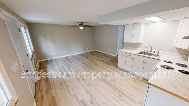Building Photo - 1836 Roslyn Ave