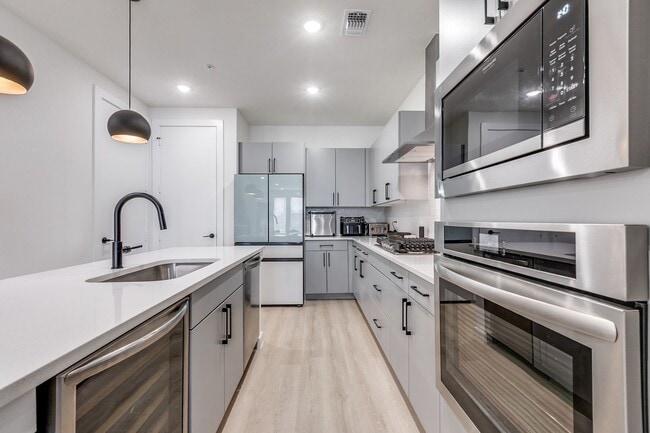 Building Photo - LUXURY 3-BEDROOM TOWNHOUSE AT GRAYSON HOUSE