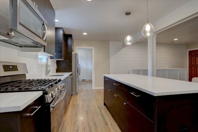 Building Photo - Beautifully renovated ranch home with drea...