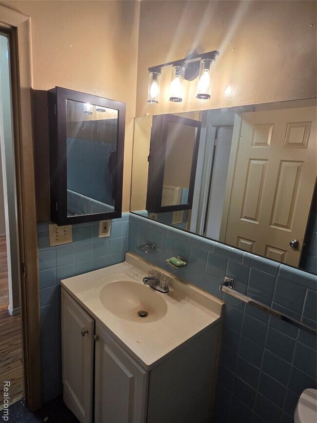 Building Photo - 15080 Greenfield Rd