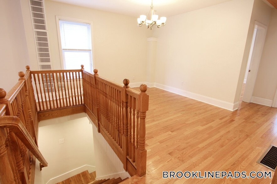 Building Photo - 25 Aspinwall Ave