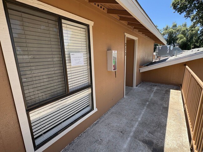Building Photo - Upstairs Apartment Rent Ready!