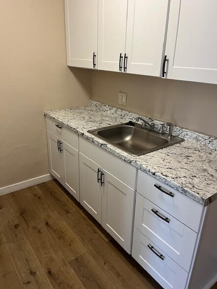 Building Photo - 6650 Amherst St