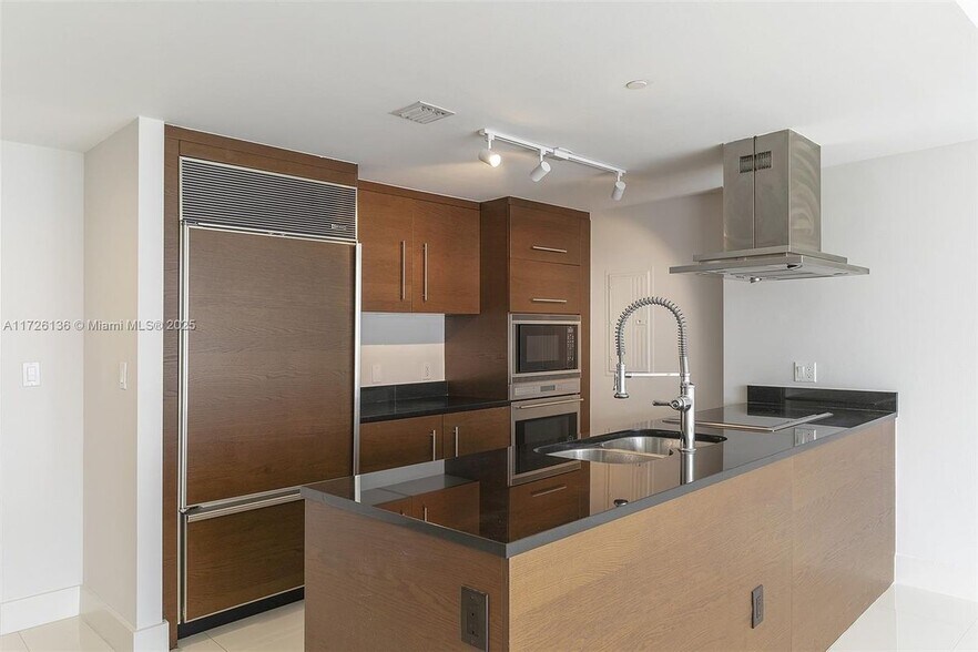 Building Photo - 495 Brickell Ave