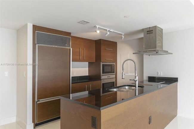 Building Photo - 495 Brickell Ave
