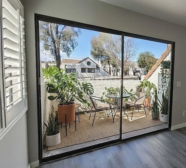 Building Photo - 345 N Melrose Dr