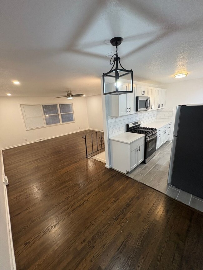 Building Photo - 3 Bed / 2.5 Bath Home on a Corner Lot – Bright, Updated, and Move-In Ready