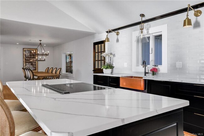 Building Photo - 381 Lakeside Rd