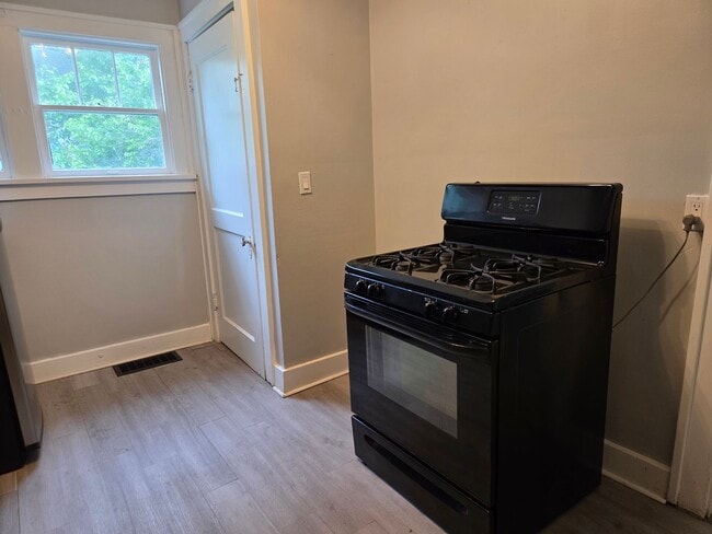 Building Photo - Lovely 3 BR, 1 BA home!