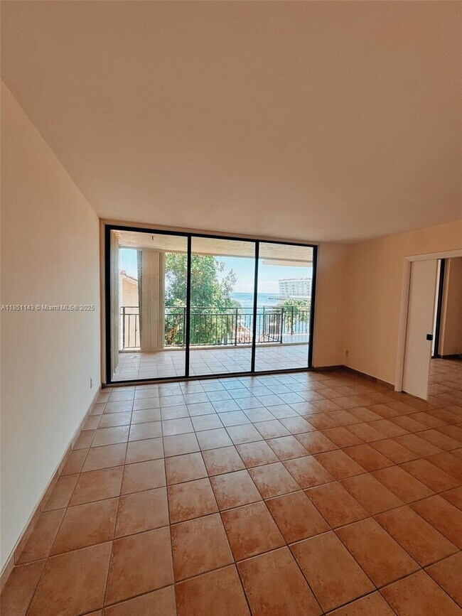Building Photo - 1632 S Bayshore Ct