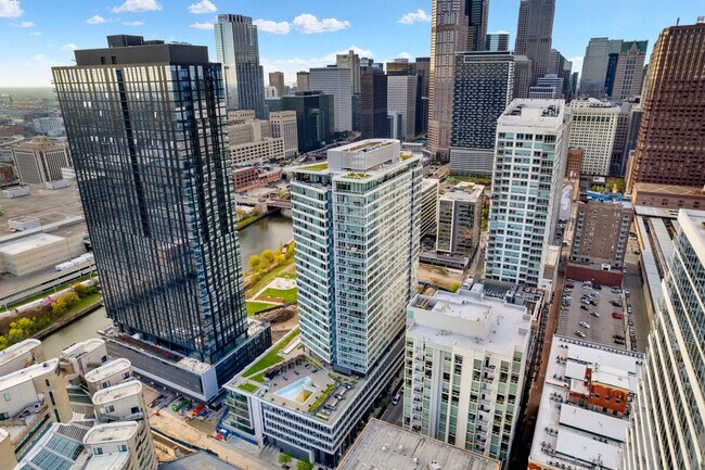 Building Photo - 720 S Wells St