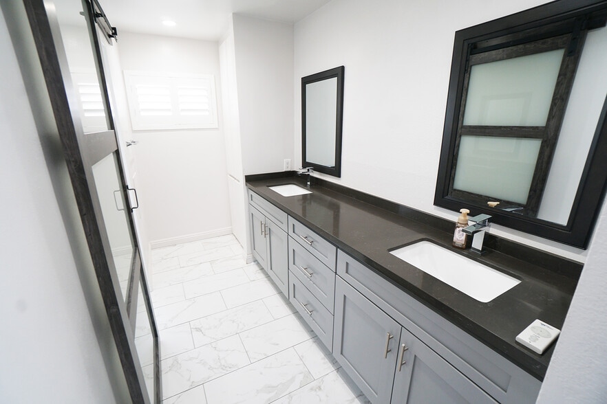 Primary bathroom - 712 Vallejo Villas