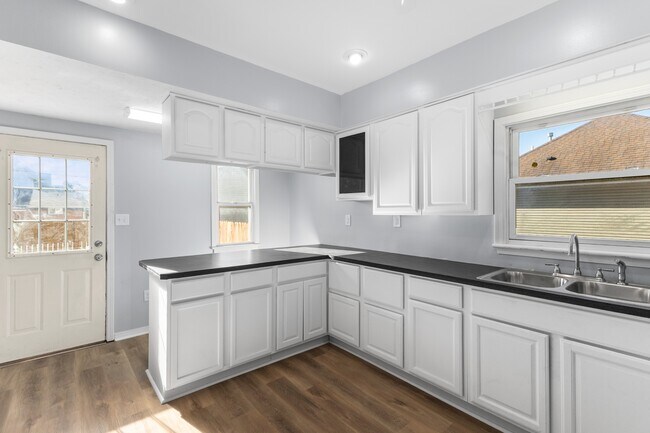 Building Photo - 1418 Mott Ave