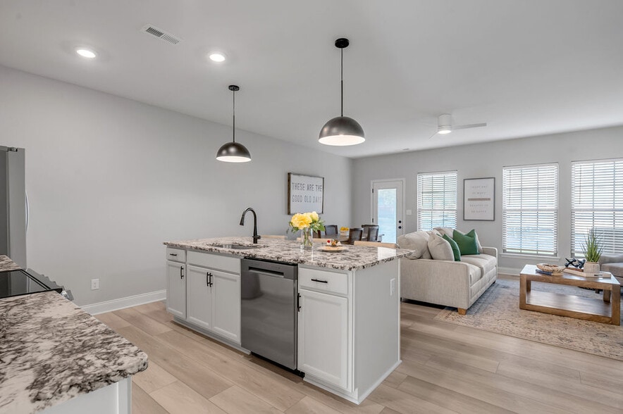 Primary Photo - Bellingham Park Townhomes - IMMEDIATE MOVE IN