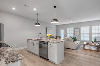 Building Photo - Bellingham Park Townhomes - IMMEDIATE MOVE IN