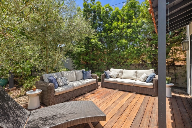 Building Photo - 1116 S La Jolla Ave