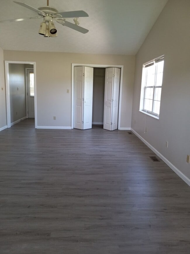 Building Photo - Beautiful 2 bedroom 2 bath duplex in East ...