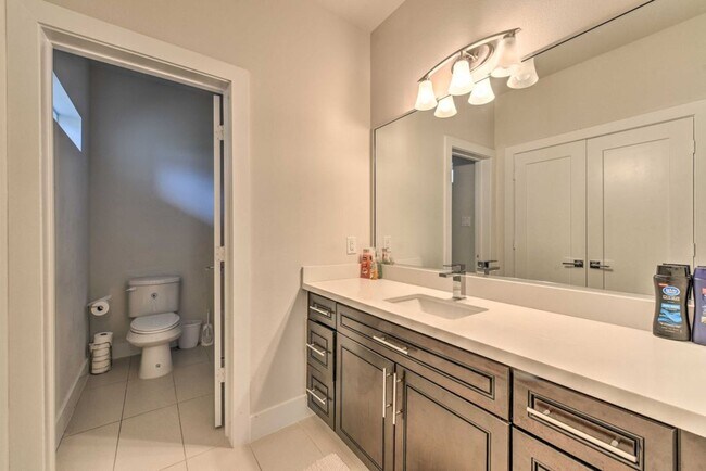 Building Photo - 2107 Stuart St