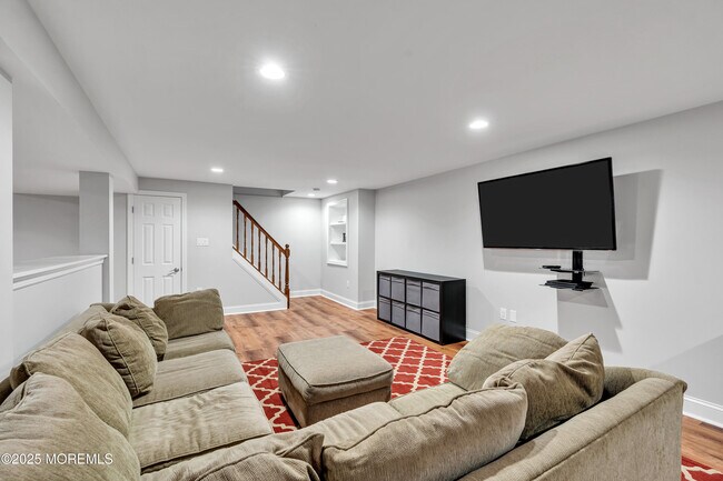 Building Photo - 17 Acorn Dr