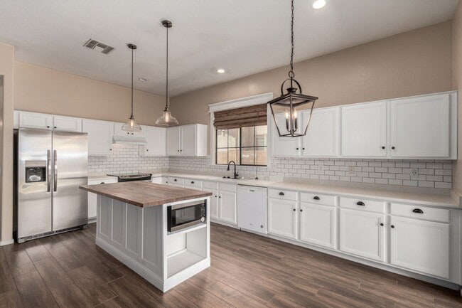 Building Photo - 5 Bedroom home in Chandler