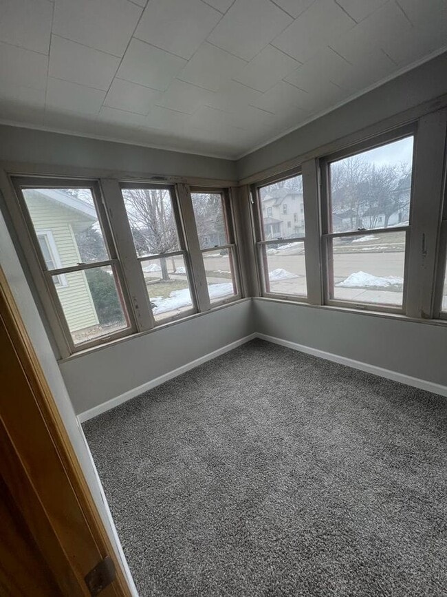 Building Photo - Large 5 bedroom / 2 bath home in central O...
