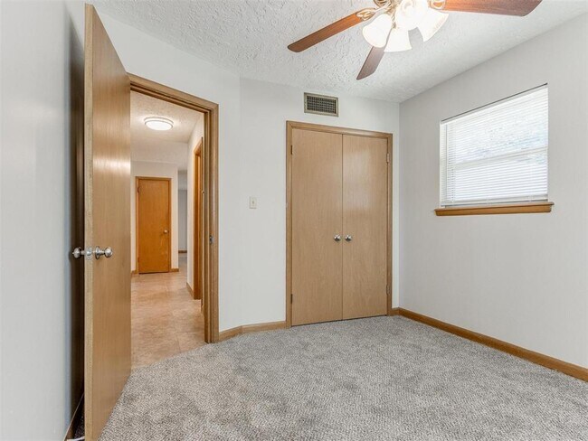 Building Photo - 306 S Mercedes Dr