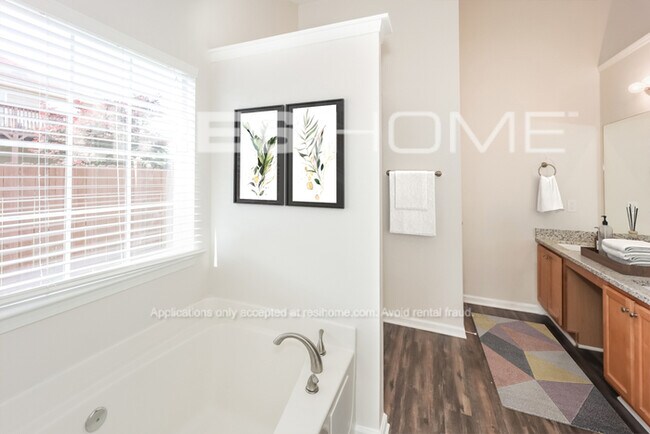 Building Photo - 7558 Woodbine Pl