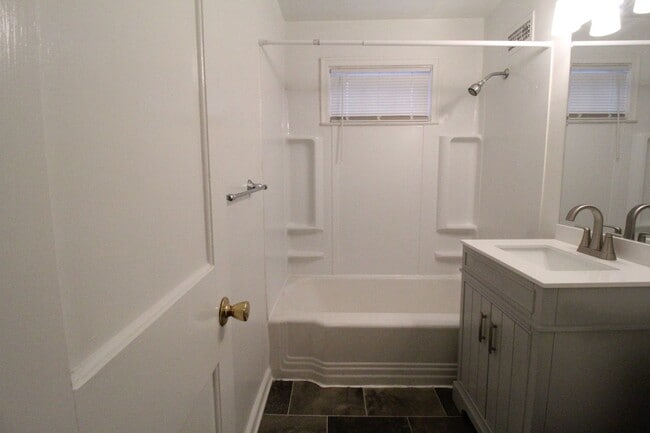 Building Photo - March FREE On This 1 Bedroom 1 Bath Duplex in Navy Hill Area in Olathe