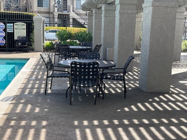 Building Photo - 10 Coralino