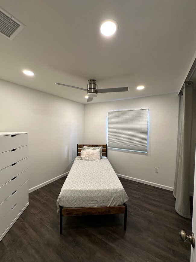 Building Photo - 7775 Camino Glorita