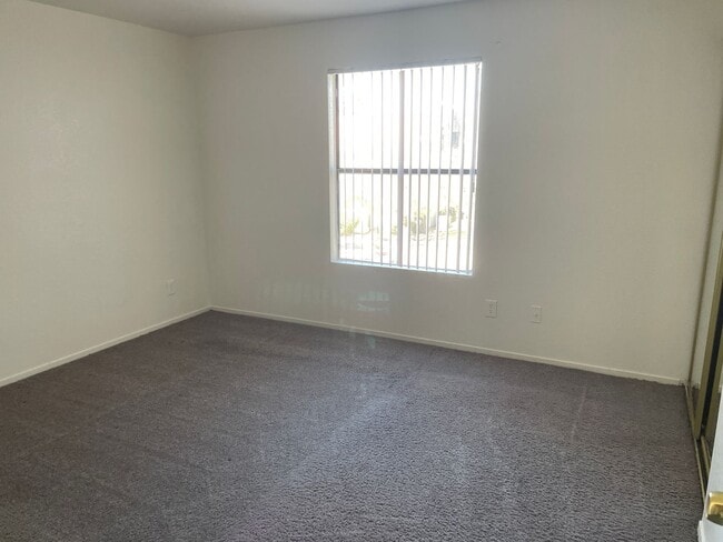 Building Photo - SW 3 Bedroom Condo!