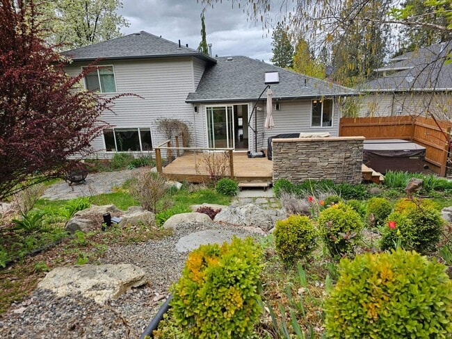 Building Photo - 4 bed/ 3 bath rental with a hot tub!