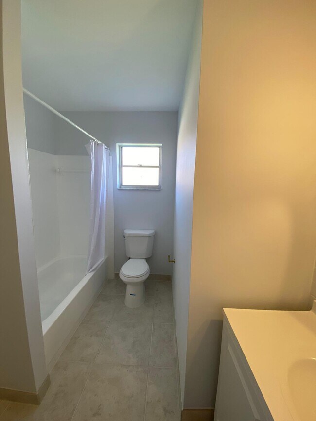 Building Photo - 9973 Three Lakes Cir