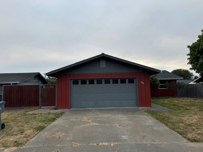 Building Photo - ZELIA! Arcata 3/2, 2 car garage, south facing patio