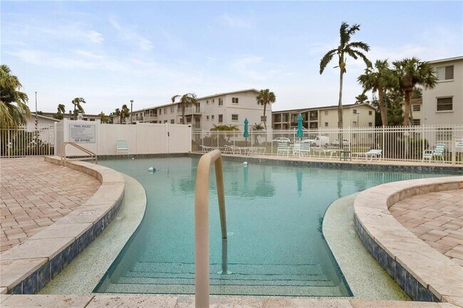 Building Photo - 2207 Sunset Dr