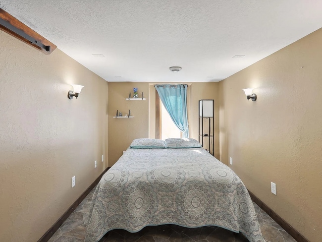 Building Photo - Updated 3 Bed | 1 Bath W/ Private Fenced Y...