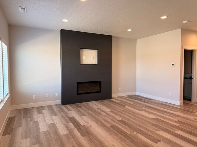 Building Photo - New Townhouse in Post Falls!