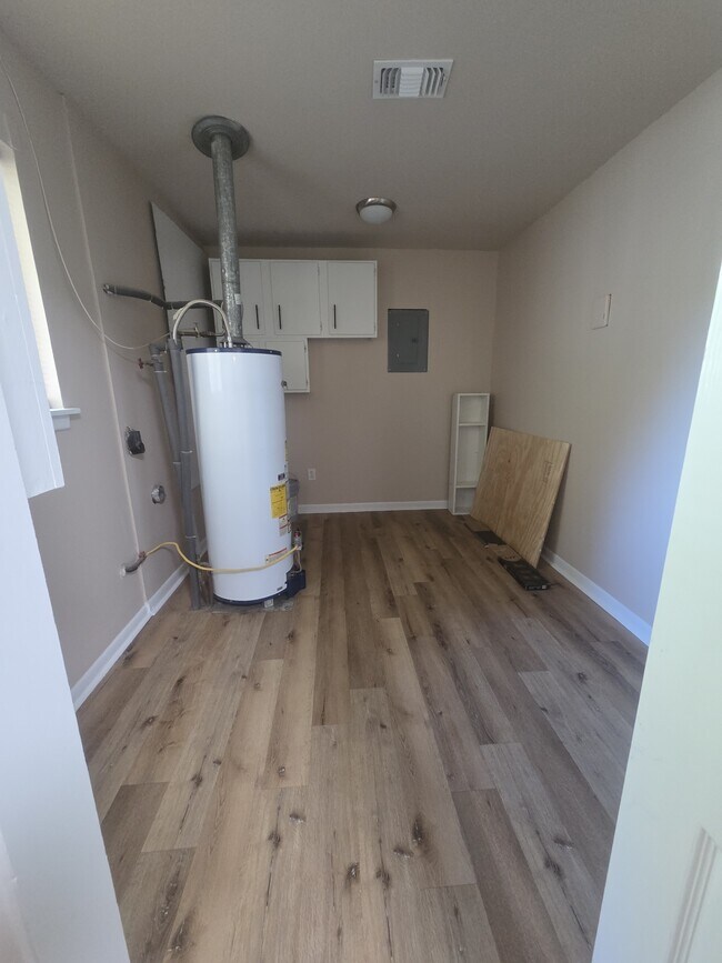 Building Photo - 3501 Robinhood Ln