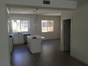 Building Photo - Beautiful 4 bedroom, 3.5 bathroom home in San Luis Obispo!