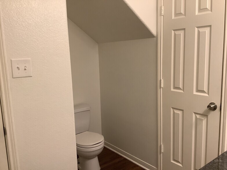 Building Photo - 16977 Scenic Knoll