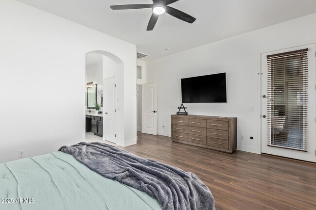 Building Photo - 8414 W Northview Ave