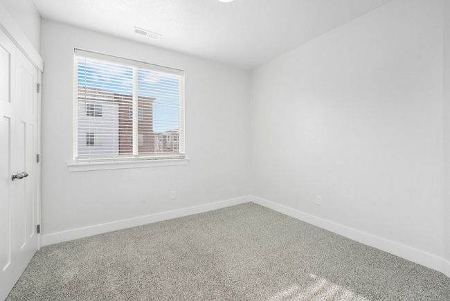 Building Photo - 336 750 N