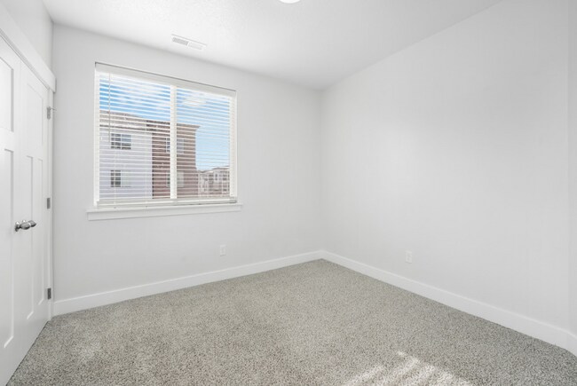 Building Photo - Comfy, Pet-Friendly 3BR in a Great Vineyar...