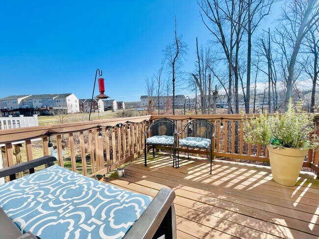 Building Photo - 127 Streamview Dr