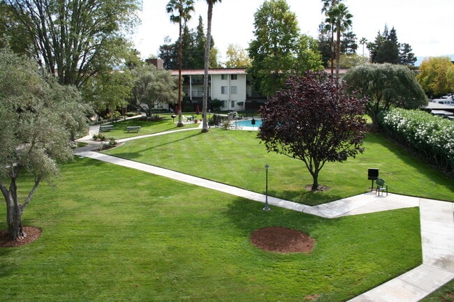 Building Photo - Top Floor Unit - Balcony - Elevator Access - Community Pool & Tennis Court