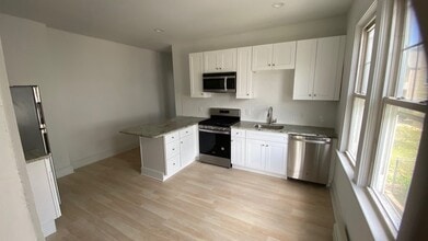 Building Photo - 9-11 Lois Pl