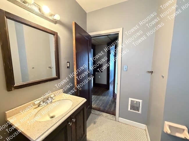 Building Photo - 418 Colvin Ave