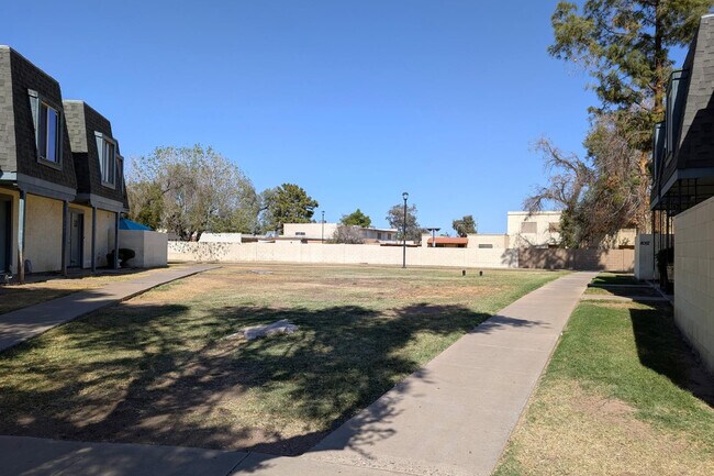 Building Photo - 8053 N 32nd Dr