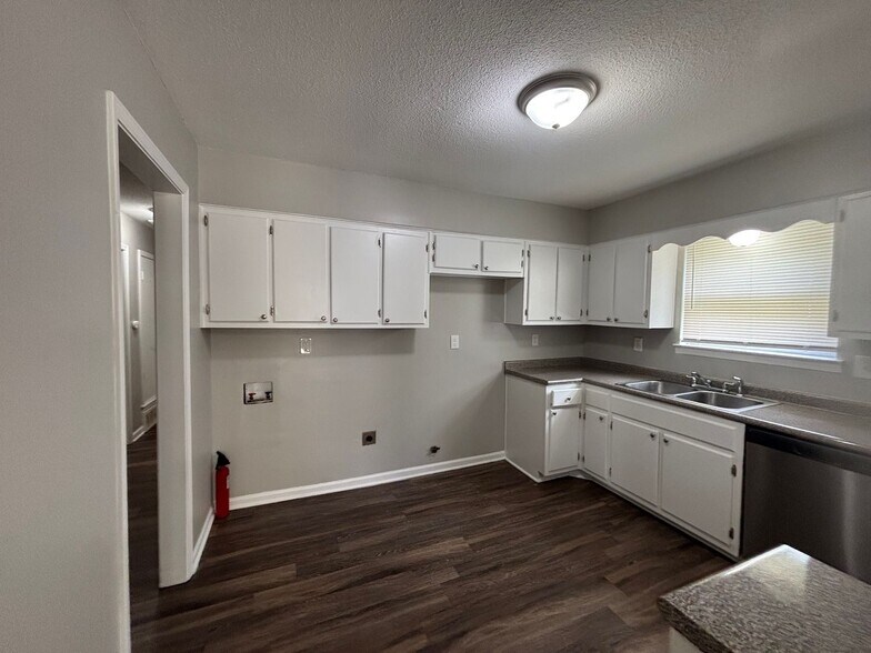 Building Photo - 5095 Corkwood Dr